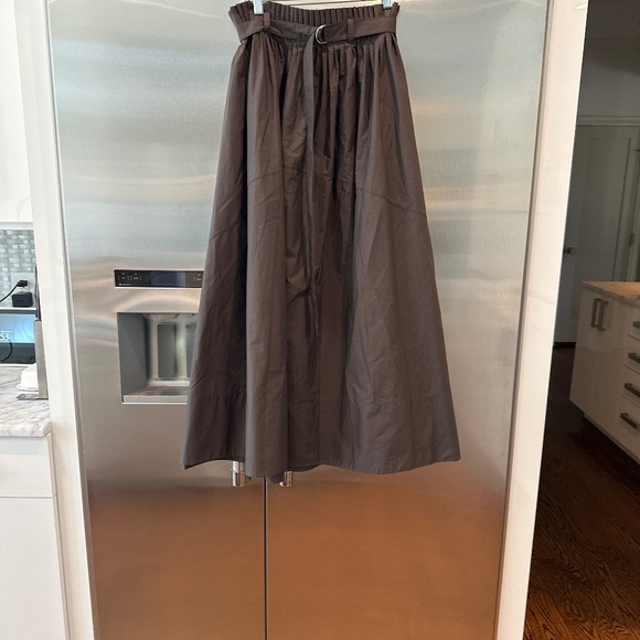 Lee Mathew's brown pleated smirt
